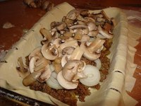 Быстрый мясной пирог с грибамиИнгредиенты:Тесто