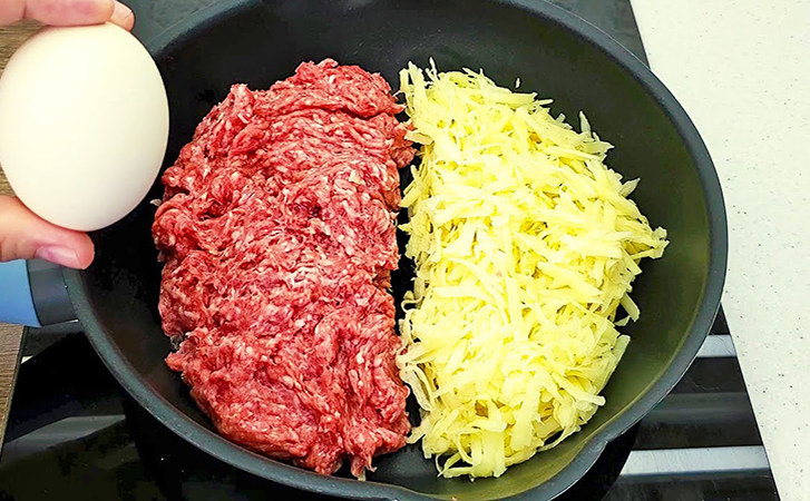 Чебурек без теста: смешайте говяжий фарш и картофель в чебуреке