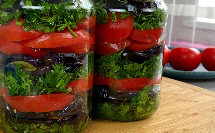 Главный салат на зиму: баклажаны с помидорами и зеленью в банке
