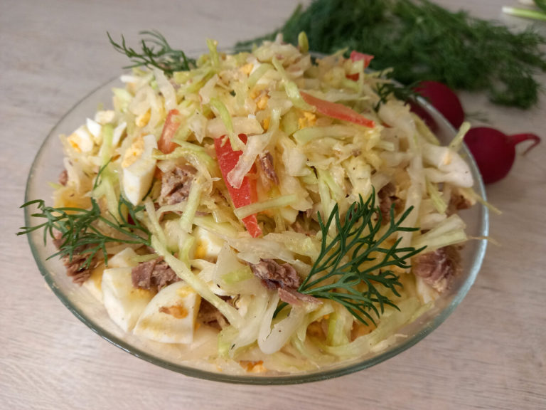 Я часто готовлю такой простой и вкусный салат из свежей капусты