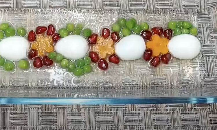 Изюминка праздников - курица в желе и овощи в центре стола