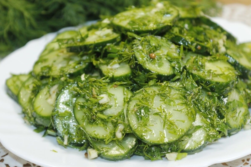 Быстрый и пикантный салат из огурцов «Минутка» с зеленью и чесноком - Ку-кухня мира