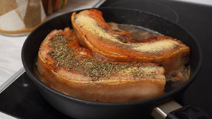 Аппетитная свиная грудинка, вареная в пиве и соевом соусе на сковороде - Ку-кухня мира
