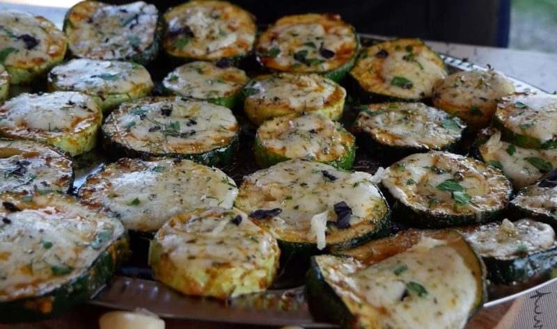 Готовим цыганские кабачки с сыром и ароматной зеленью на мангале - Ку-кухня мира