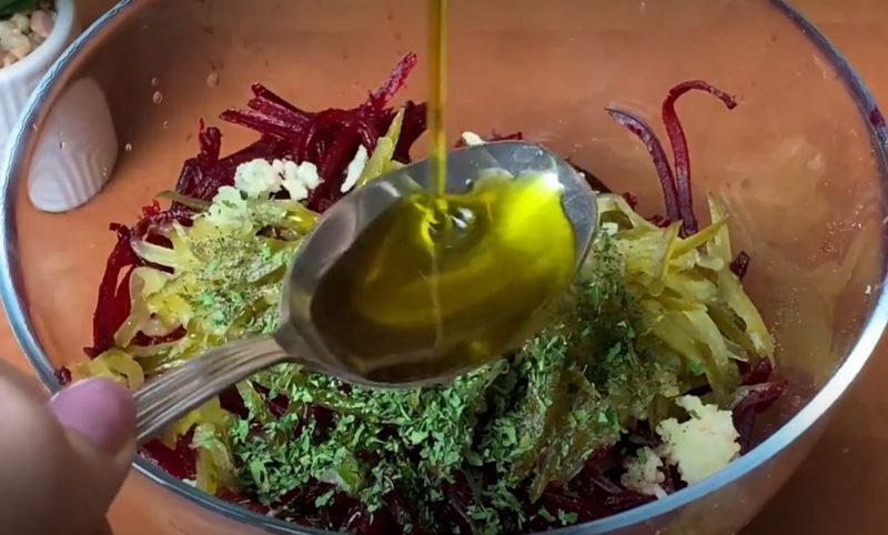 Свекла и солёные огурцы. Готовлю потрясающий салат: рецепт из простых продуктов