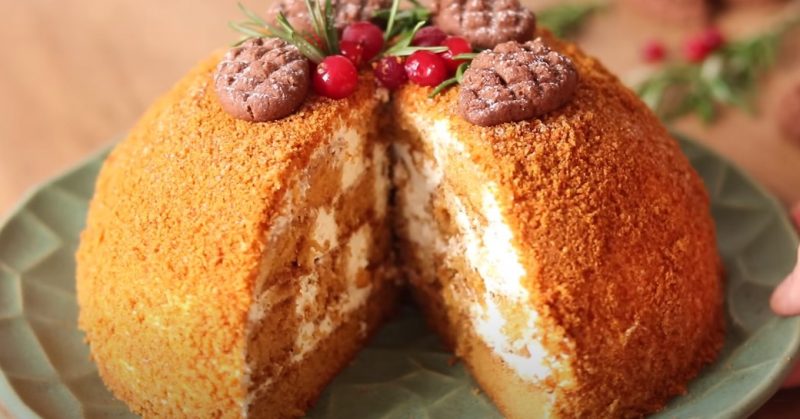 Медовик по-новому! Простейший рецепт на Новый год: нежный, пропитанный и сочный торт