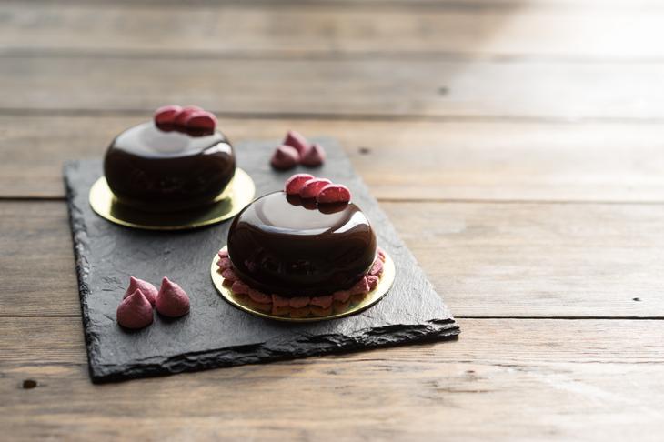 Современные десерты: муссовое пирожное «Хлоя» с чёрной зеркальной глазурью