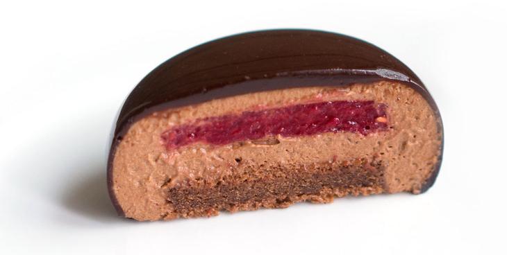 Современные десерты: муссовое пирожное «Хлоя» с чёрной зеркальной глазурью