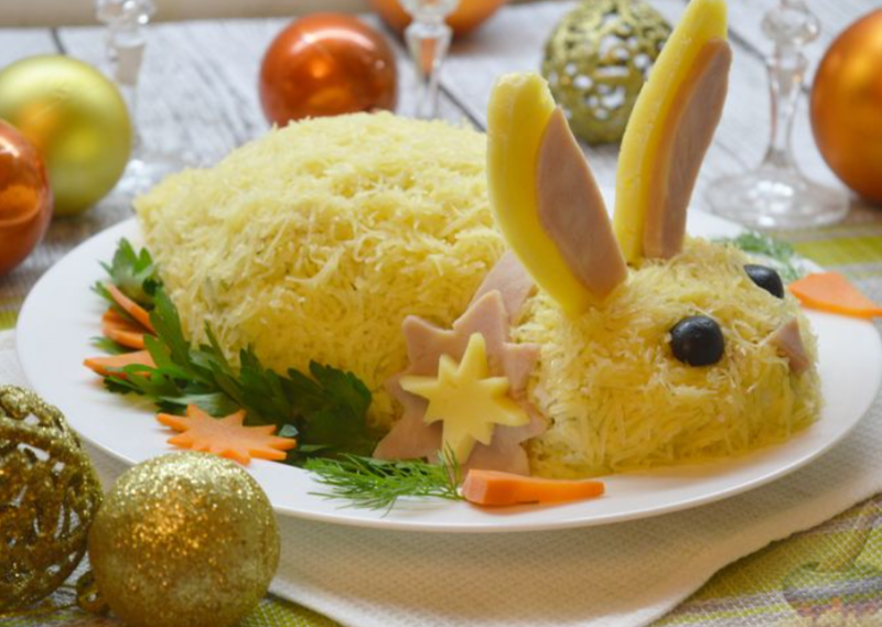 Салат «Кролик» с ветчиной, рисом, кукурузой и огурцом на Новый год