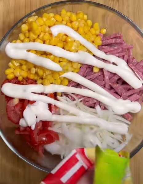 Самый вкусный салат с колбасой. Простой рецепт: варить заранее ничего не надо