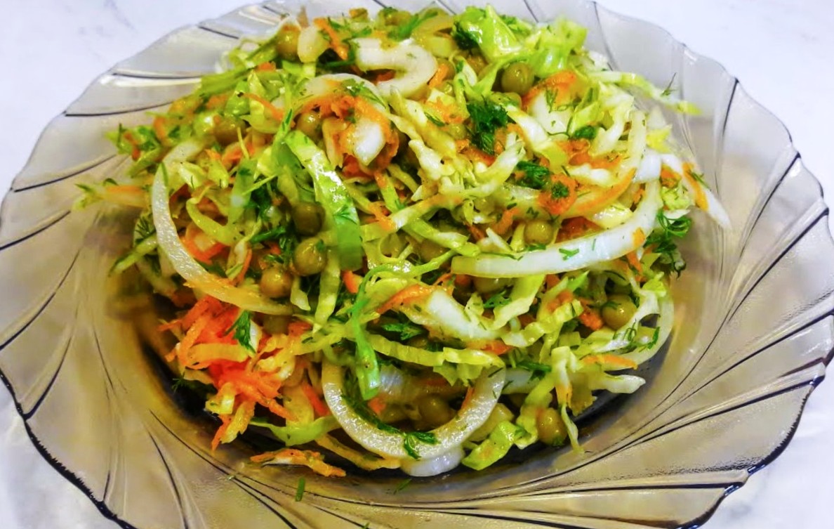 Вкусный и сочный салат на каждый день. Витаминная закуска из свежей капусты