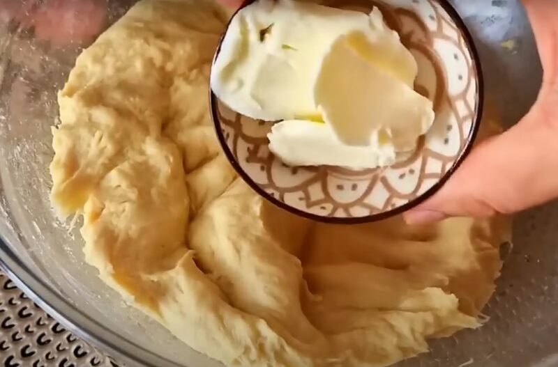 Беру 1 яйцо, муку и сахар. Десерт без выпекания в духовке: сладкие и ароматные крендельки в сковороде