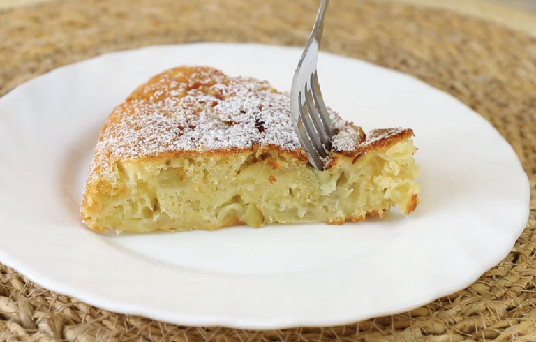Яблочный пирог на сковороде за 5 минут, который тает во рту: вкусно, просто и быстро