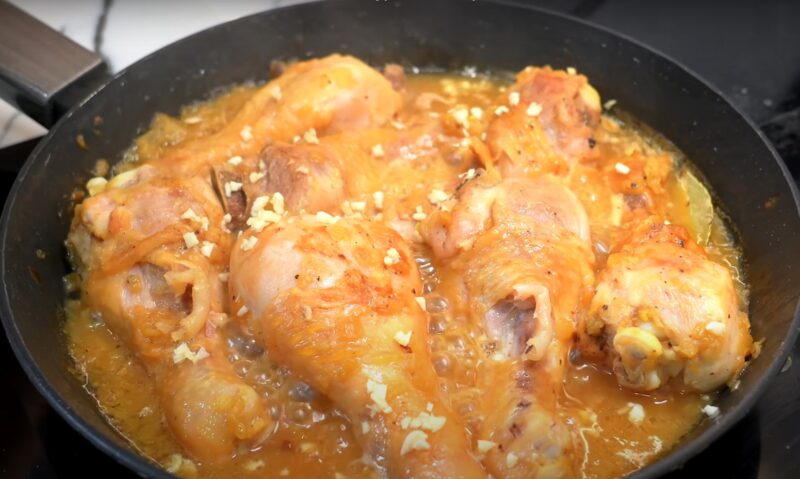 Золотистые куриные ножки в луковом соусе: слов нет, как вкусно. Курица по-еврейски